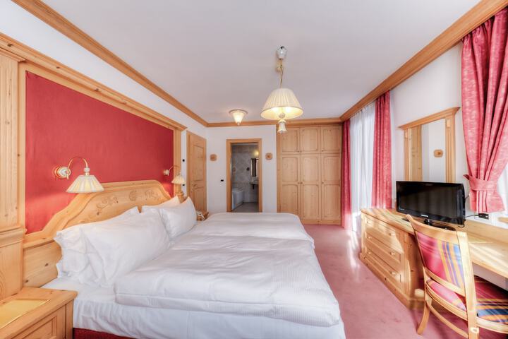 Room 8 of 106