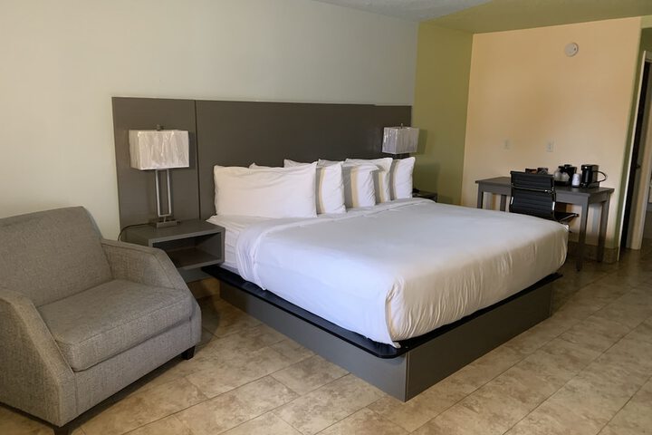 Deluxe Room 1 King Bed Accessible (5 of 22)