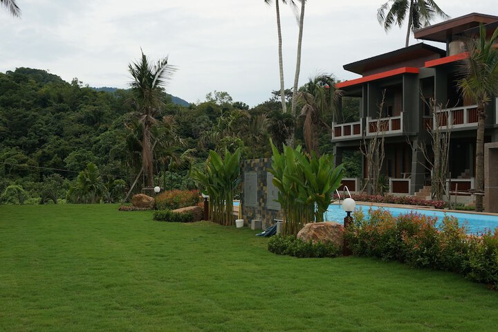 Hotel Exterior 80 of 101
