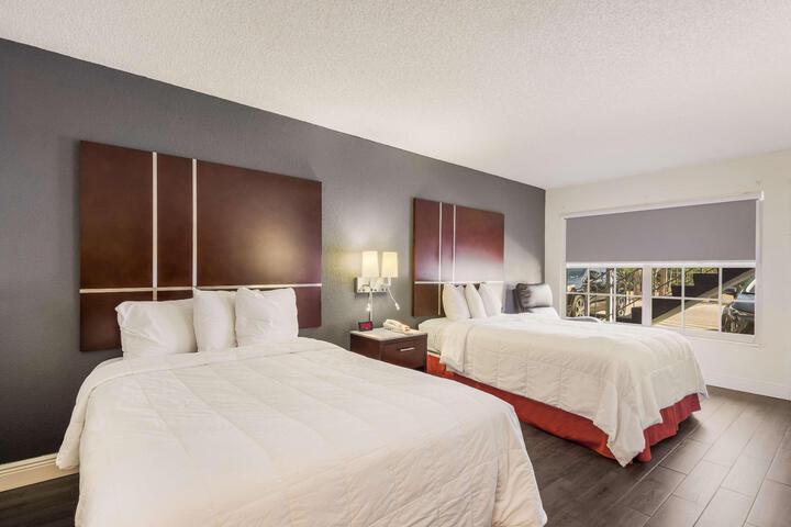 2 Double Beds (9 of 15)