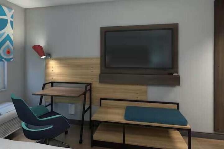 Room 4 of 9