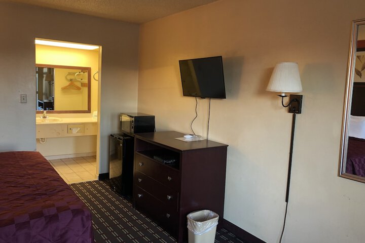 1 King Bed (9 of 17)
