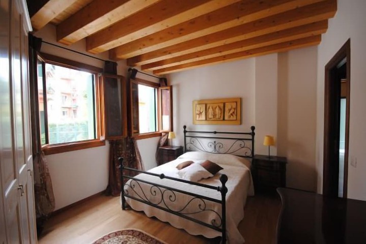 Room 10 of 30