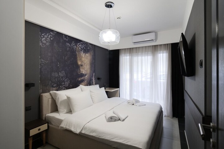 Room 11 of 32