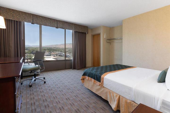 1 Queen Bed (5 of 8)