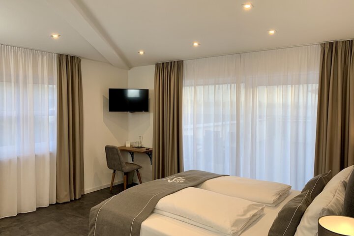 Room 6 of 33
