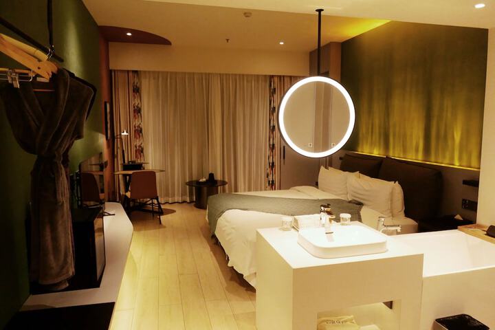 Room 12 of 83