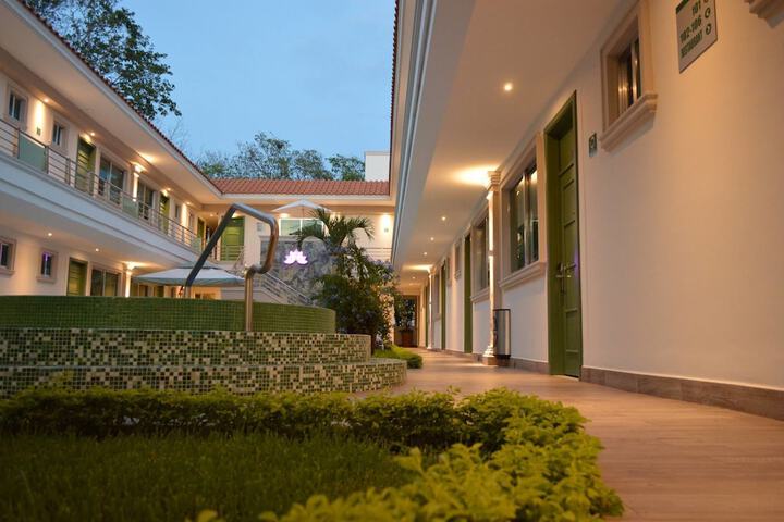 Hotel Exterior 33 of 36