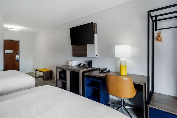 Room 6 of 28