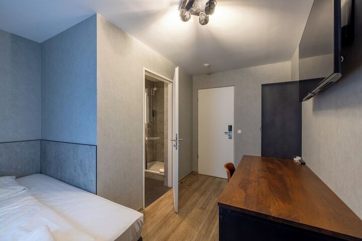 Room 8 of 42