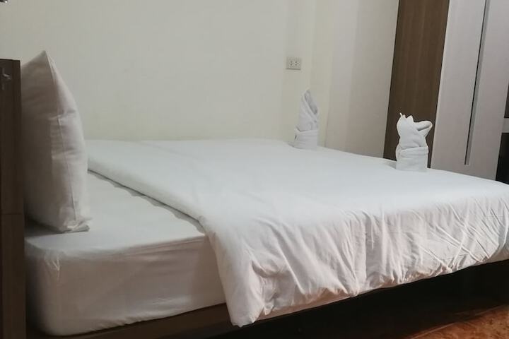 Room 6 of 28