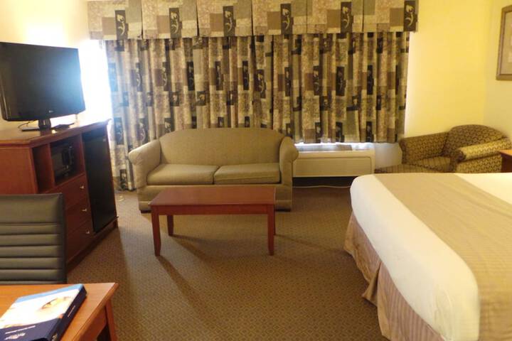 1 King Bed (10 of 10)