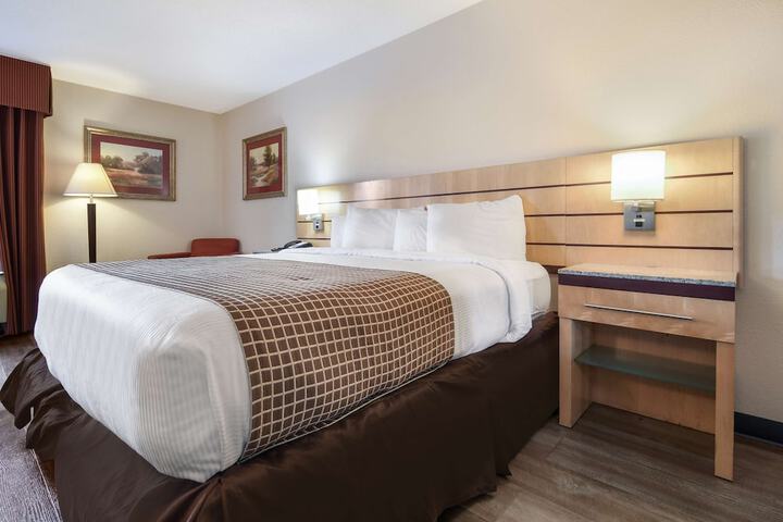 1 King Bed Microwave and Refrigerator Work Desk WiFi Full Breakfast (1 of 12)