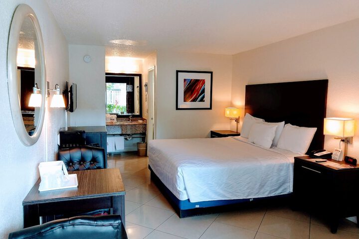 1 King Bed (2 of 7)