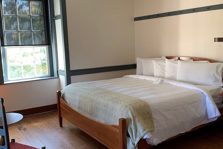 Deluxe King Bed (3 of 9)