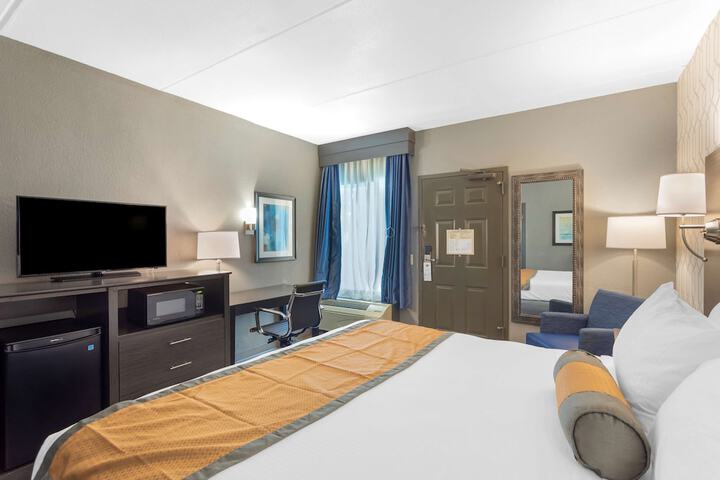 1 King Bed Exterior Entrance First Floor Microwave and Refrigerator WiFi Pet Friendly Room Full Breakfast (5 of 10)