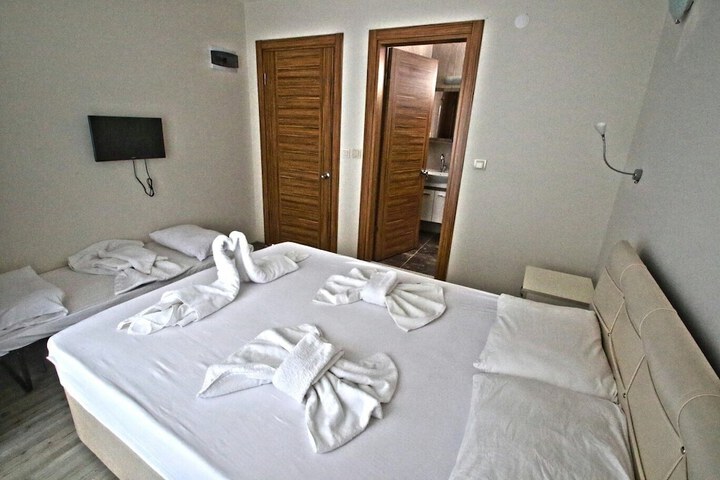 Room 5 of 16