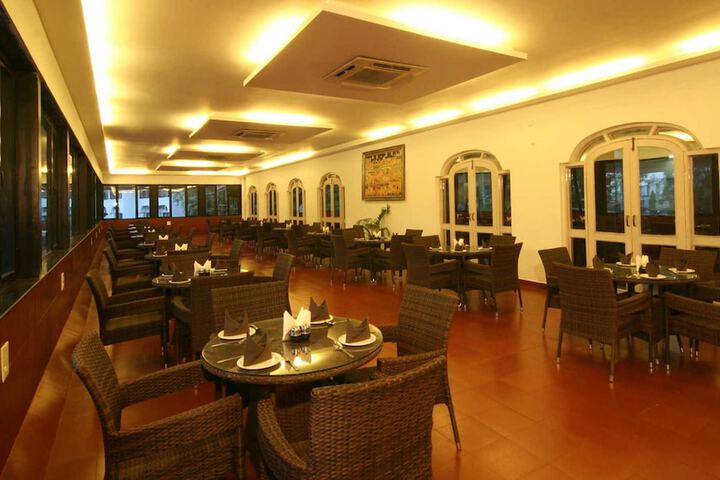 Dining 40 of 82