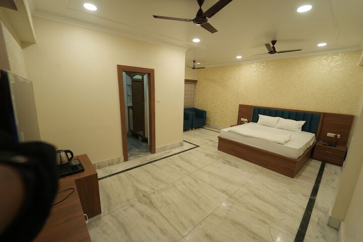 Room 8 of 34