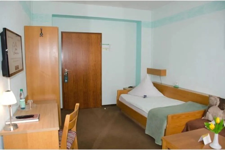 Room 2 of 32