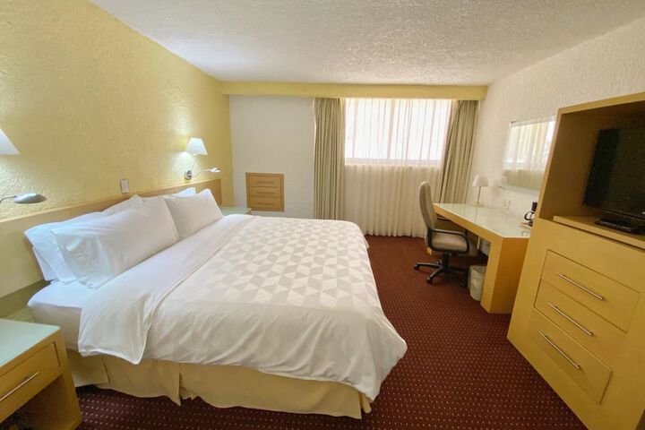 Room 11 of 76