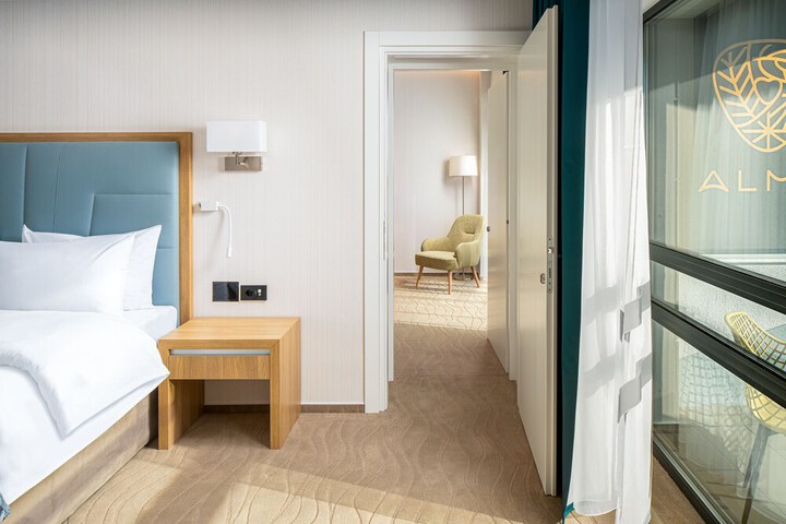 Room 11 of 28
