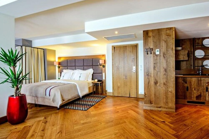 Room 16 of 46