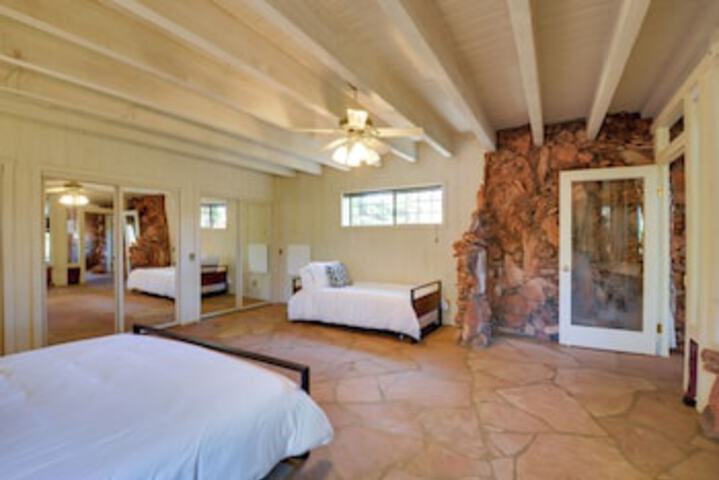 Room 4 of 93