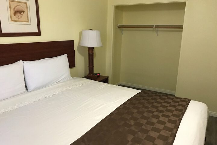 Standard King Bed Kitchenette (11 of 19)