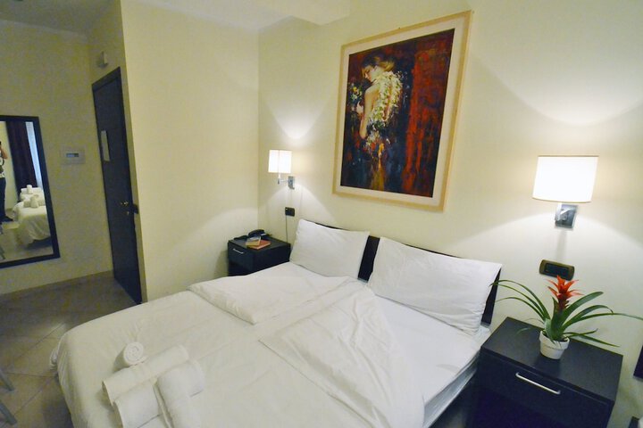 Room 9 of 28