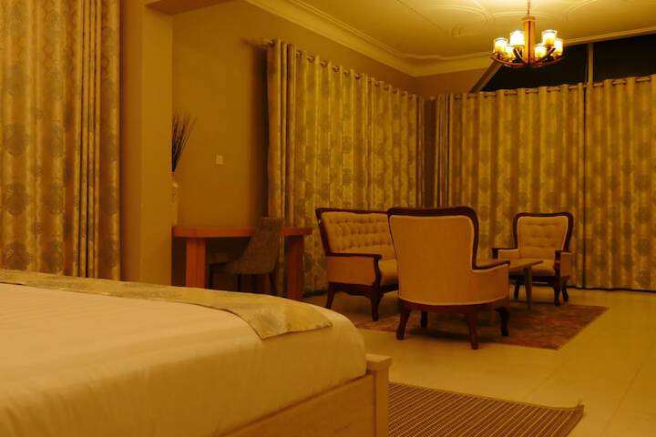 Room 13 of 33