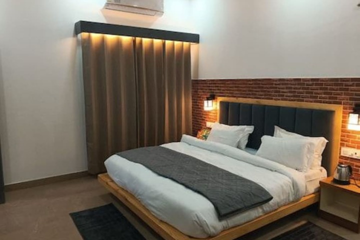 Room 4 of 32