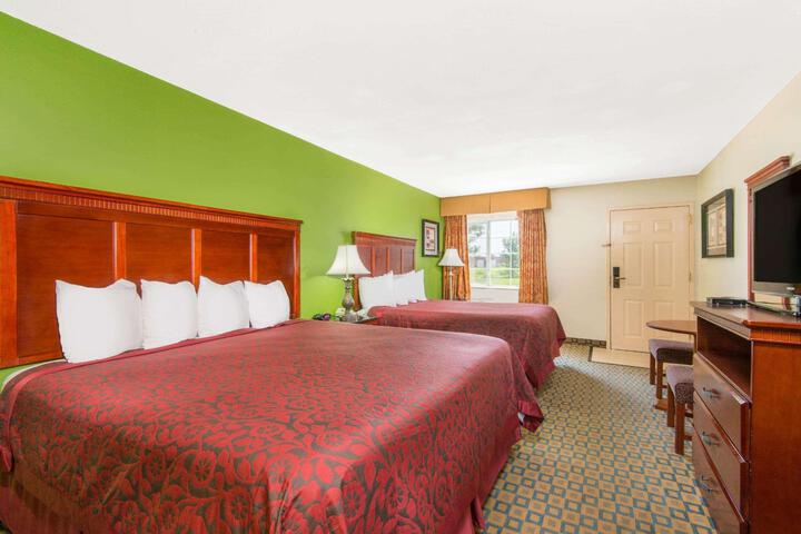 2 Queen Beds (2 of 10)
