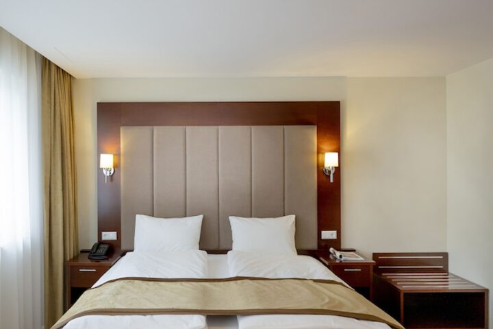 Room 16 of 36