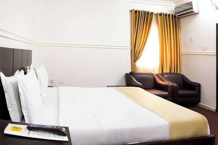 Room 4 of 32
