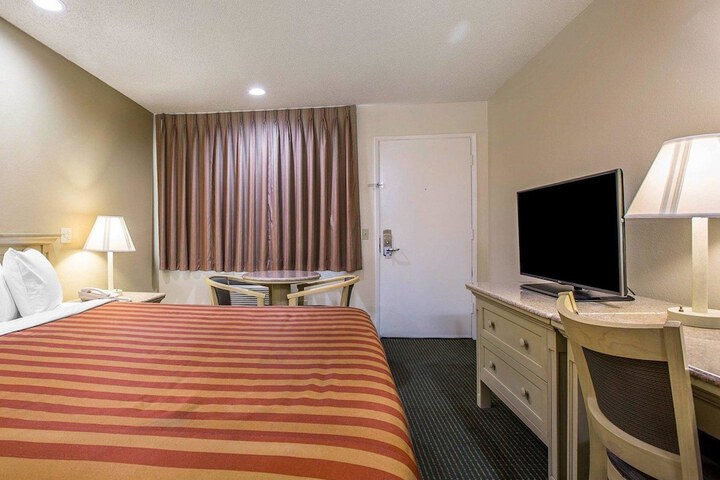 1 King Bed (1 of 5)