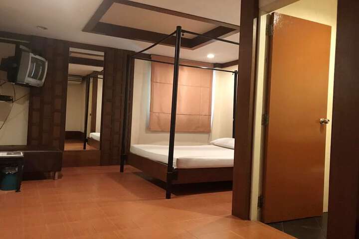 Room 1 of 10
