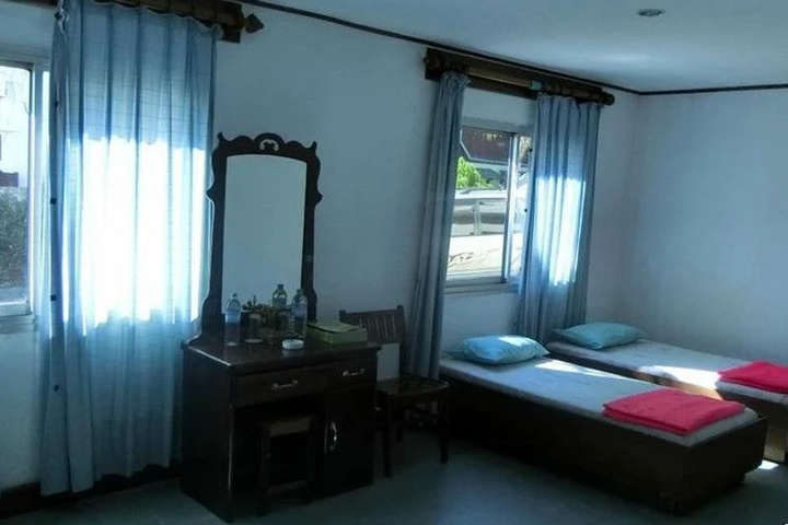Room 4 of 13