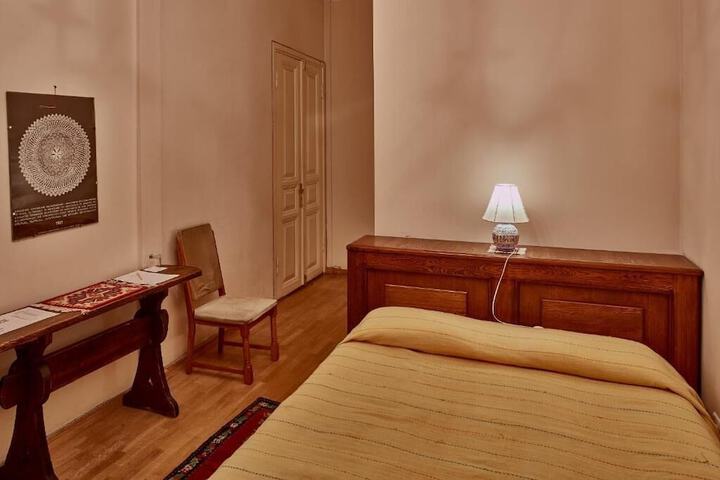 Room 4 of 18