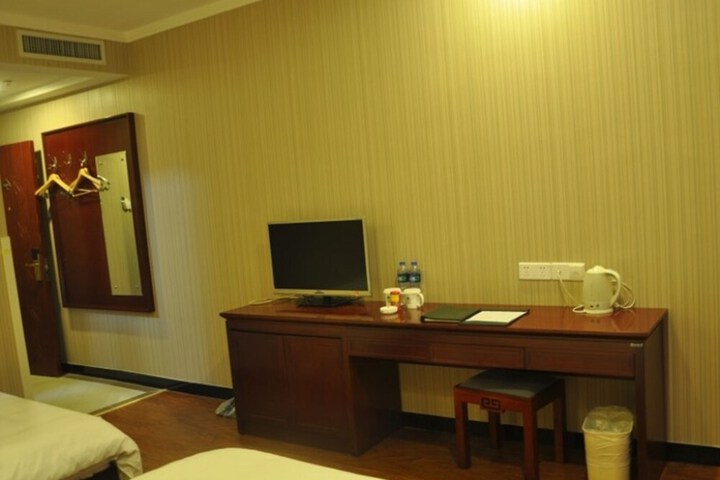 Room 13 of 28