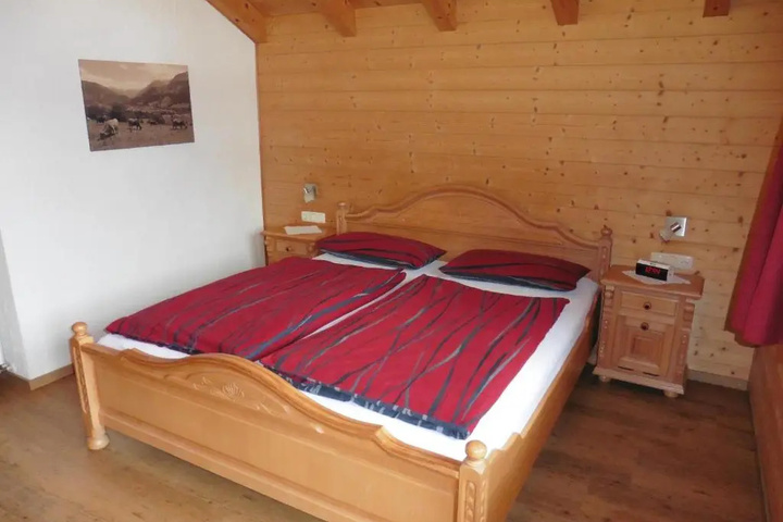 Room 4 of 12