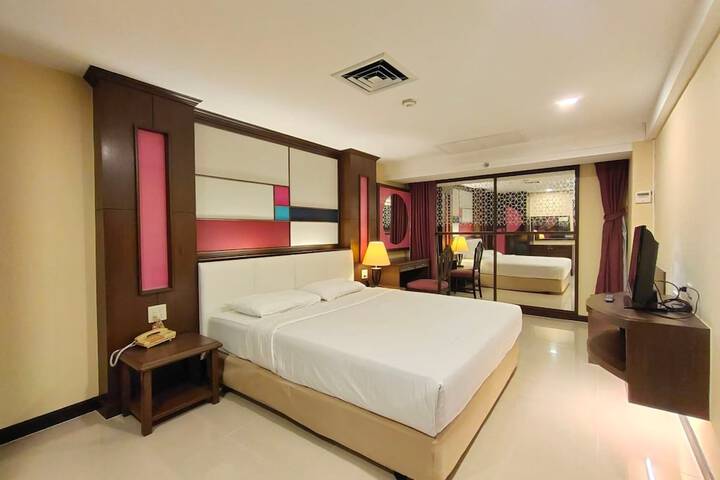 Room 28 of 102