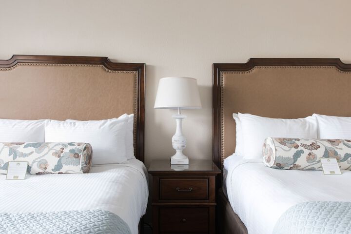 Grand Queen Bed with View (4 of 7)