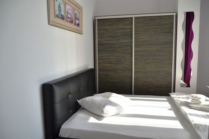 Room 2 of 139