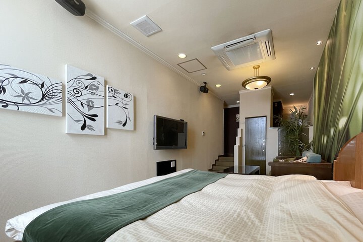 Room 5 of 22