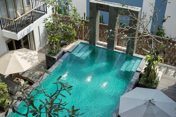 Hotel with Pool