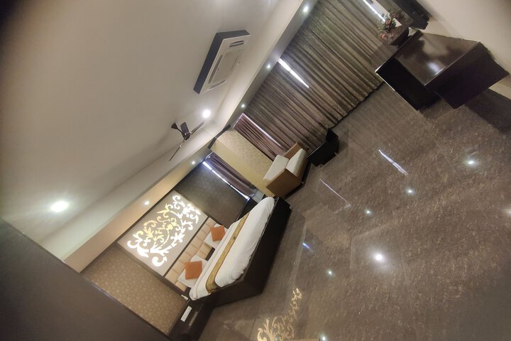 Room 9 of 15