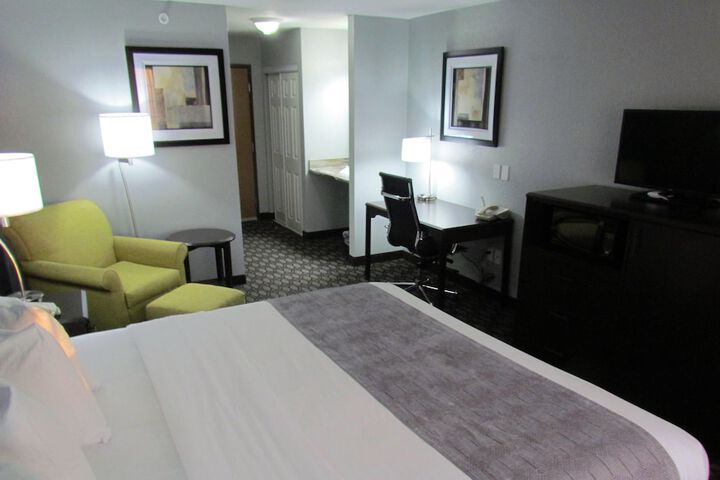 Basic King Bed (32 of 32)