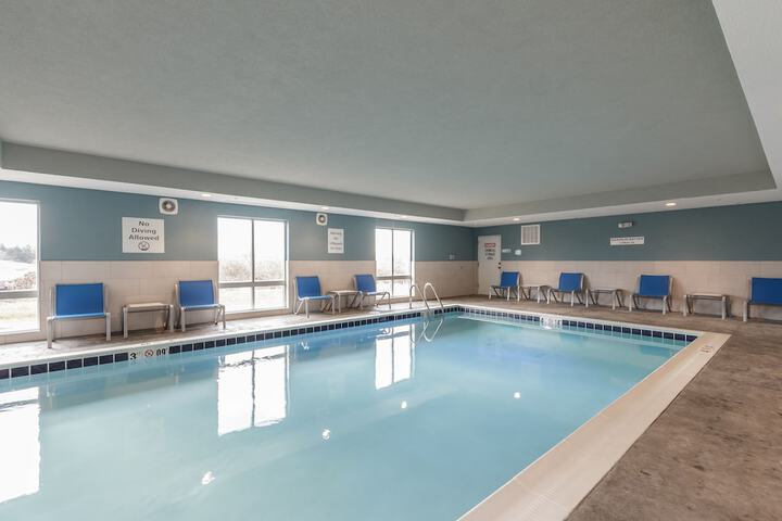 Swimming pool at Holiday Inn Express & Suites - South Bend Casino by IHG