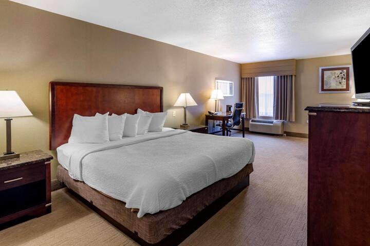 1 King Bed (1 of 20)